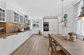Výjimečný rodinný byt 4+1 s balkonem, zahradou a atmosférou skutečného domova | 101 m2 + 14 m2 sklep | Karlovy Vary - Horní Drahovice, cena 7670000 CZK / objekt, nabízí 