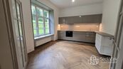 Luxusně zrekonstruovaný byt 1+1 s komorou, parkováním u domu v Karlových Varech., cena 15000 CZK / objekt / měsíc, nabízí Realitní kancelář Sedláček s.r.o.